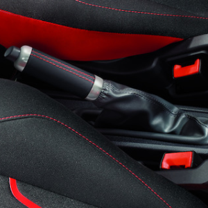 Pokrov ročne zavore črn z rdečimi šivi